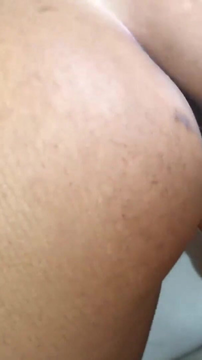 كنت أعرف أن هذه الجميلة السوداء ذات المؤخرة الكبيرة السميكة أرادت ميامي سيئة بما فيه الكفاية ... أظن أن صديقها لا يستطيع تحمل تكاليفها | مقطع 1