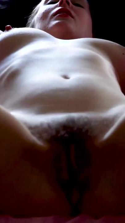 Güzellik sigara içerken dölleniyor ve sikiliyor | Klip 2