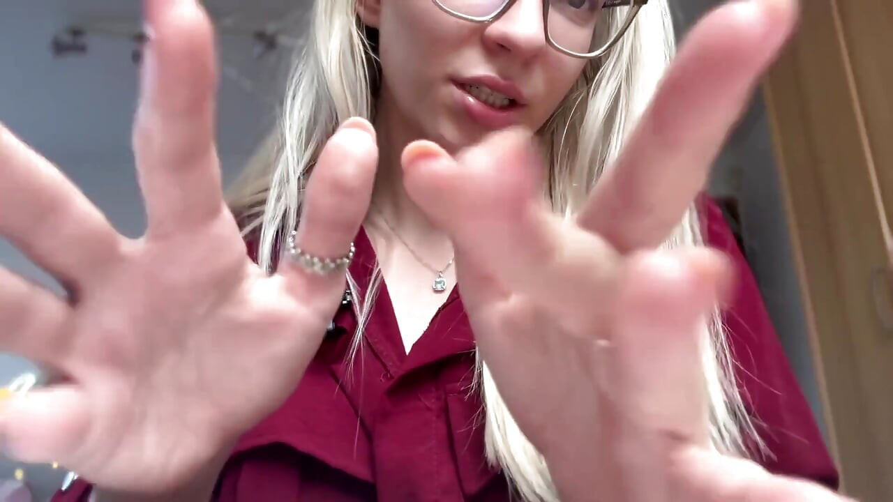 Zlá dívka tě trestá lechtáním Asmr