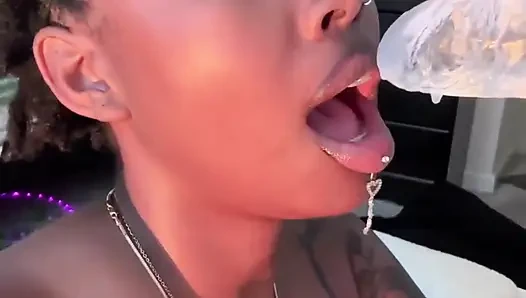 Zenci kadın dildo sakso çekiyor