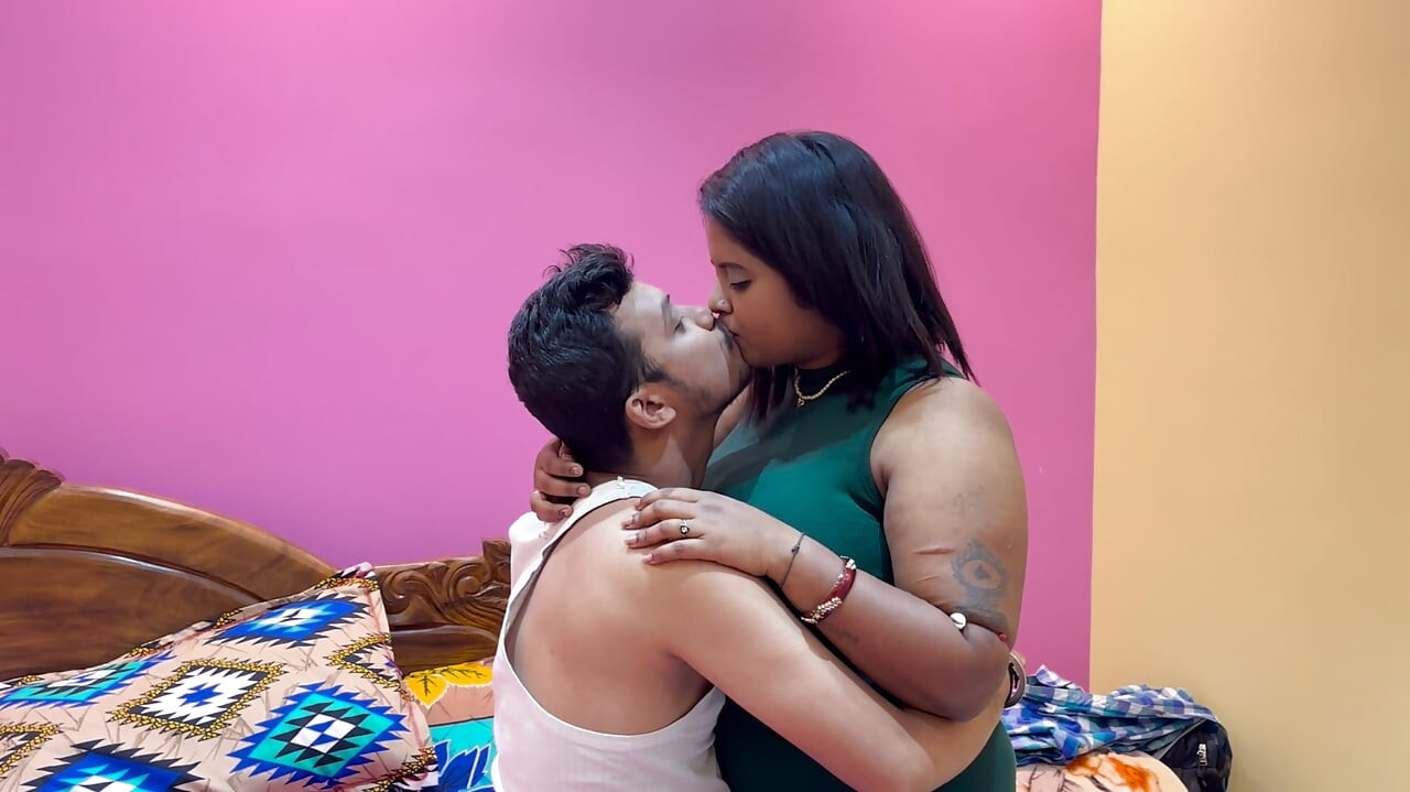 Desi big boos tight pussy girl virgin girl apna pussy fucking kiya ek larke ko bulake,chudake kam ros nikala apne pussy se..