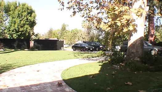 Возбужденная рыжая милфа получает обе дырки, заполненные большим черным членом Shorty Mac