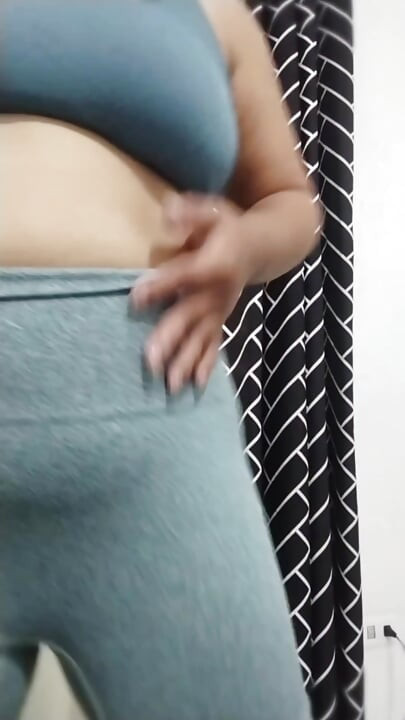 Une MILF philippine sexy danse et taquine