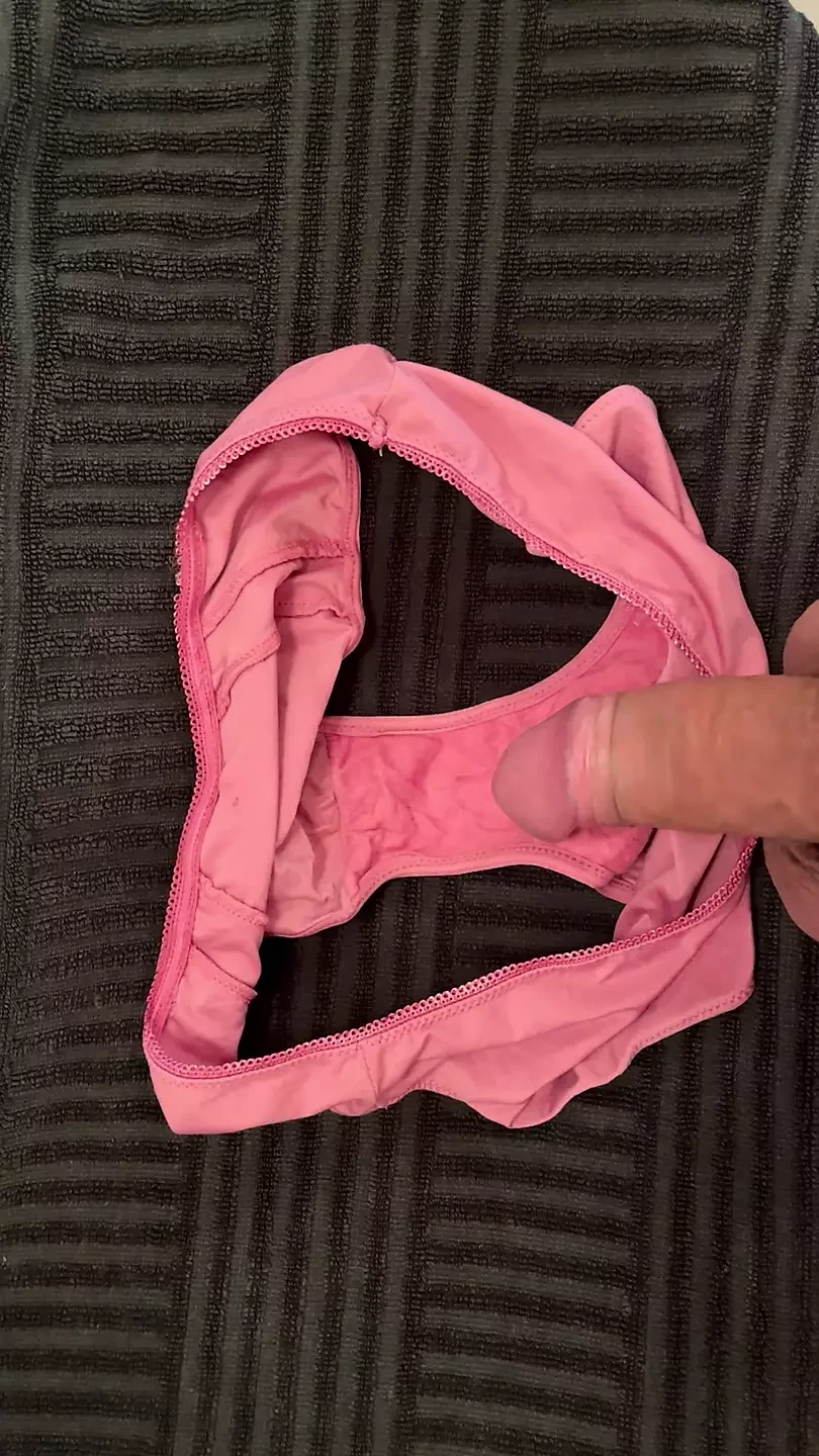 Kleiner penis spielt mit dem getragenen höschen des nachbarn