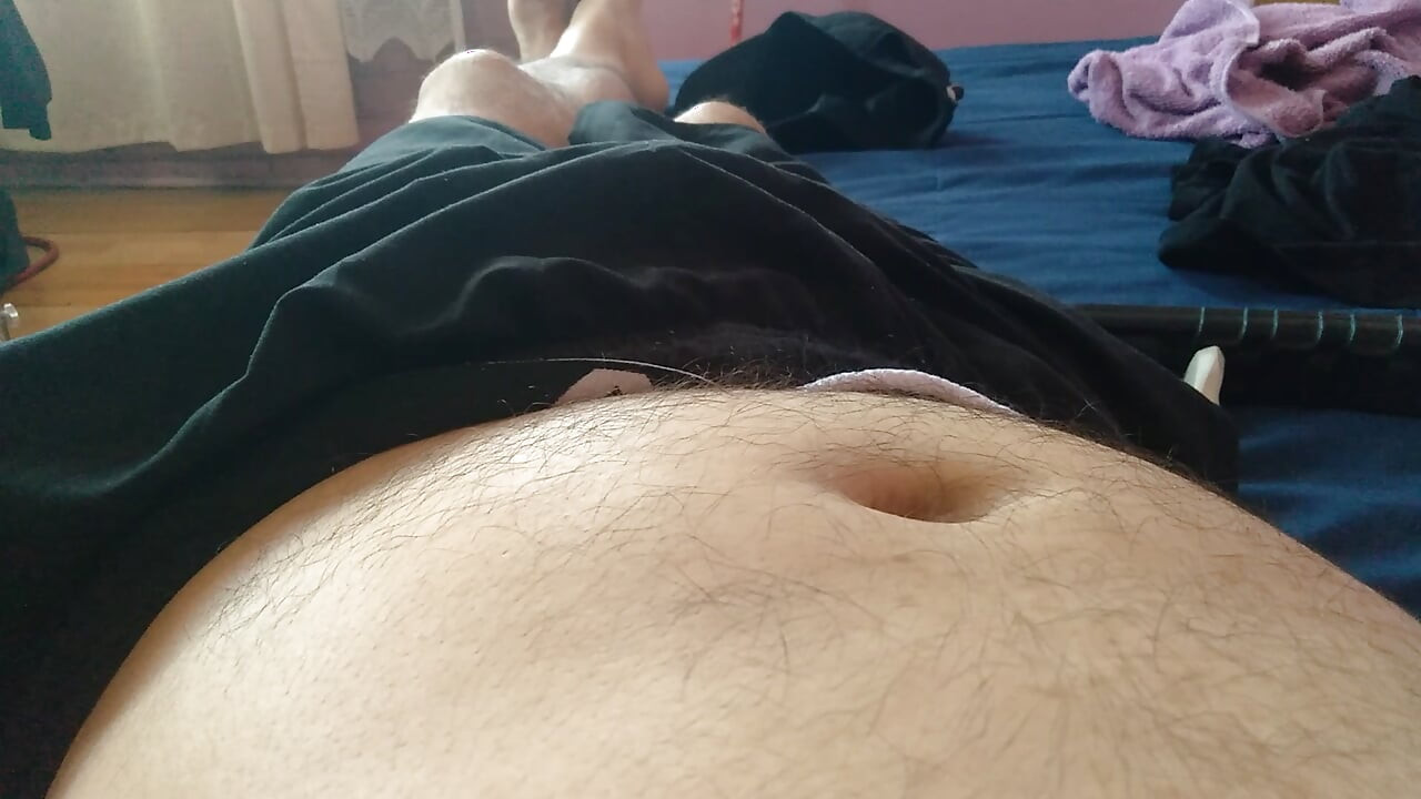 Un bărbat macho își arată pula mare pentru sex dur