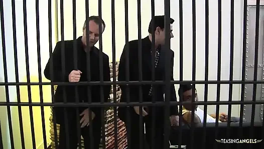 Bankayla yoğun bir grup seks partisi olması kızları çok heyecanlı ve orgazm yapıyor