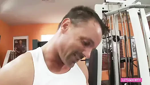 Красивую крошку в спортзале трахнули