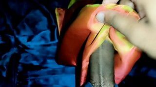 Masturbación con la mano con sari de satén amarillo granate del vecino (61)