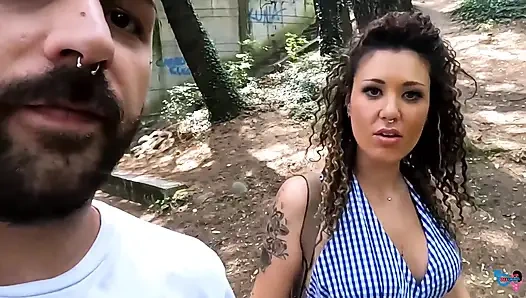 Итальянская Девушка Кончает В Общественном Парке, Рассказывая Ему, Как Мастурбировать!