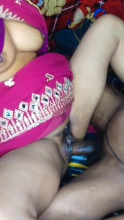 Hintli teyze ve üvey kız kardeş üvey oğlu birlikte ilişkide bulundu ve penis ve yarak birlikte amına girdi ve amını siktirdi | Klip 3