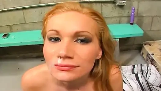 Gadis nakal rambut pirang lagi asik nyepong kontol dan dicrot di muka