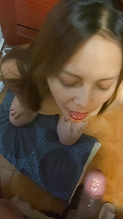Angy é uma especialista em chupar pau para colocar tudo na garganta dela