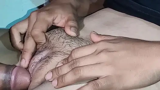 Üvey kız kardeş Hintli tamil porno videosunda spermle dolu sıkı amcığımı açmak istiyor.