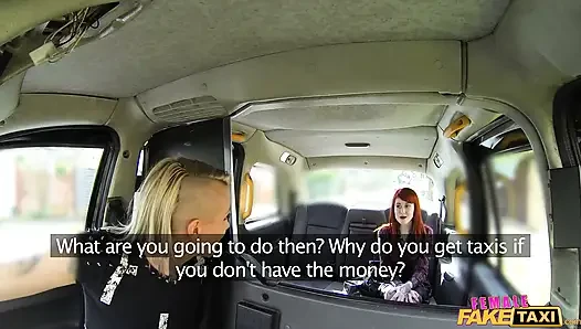 Female fake taxi - blonde lesbische taxifahrerin dominiert tätowierte rothaarige