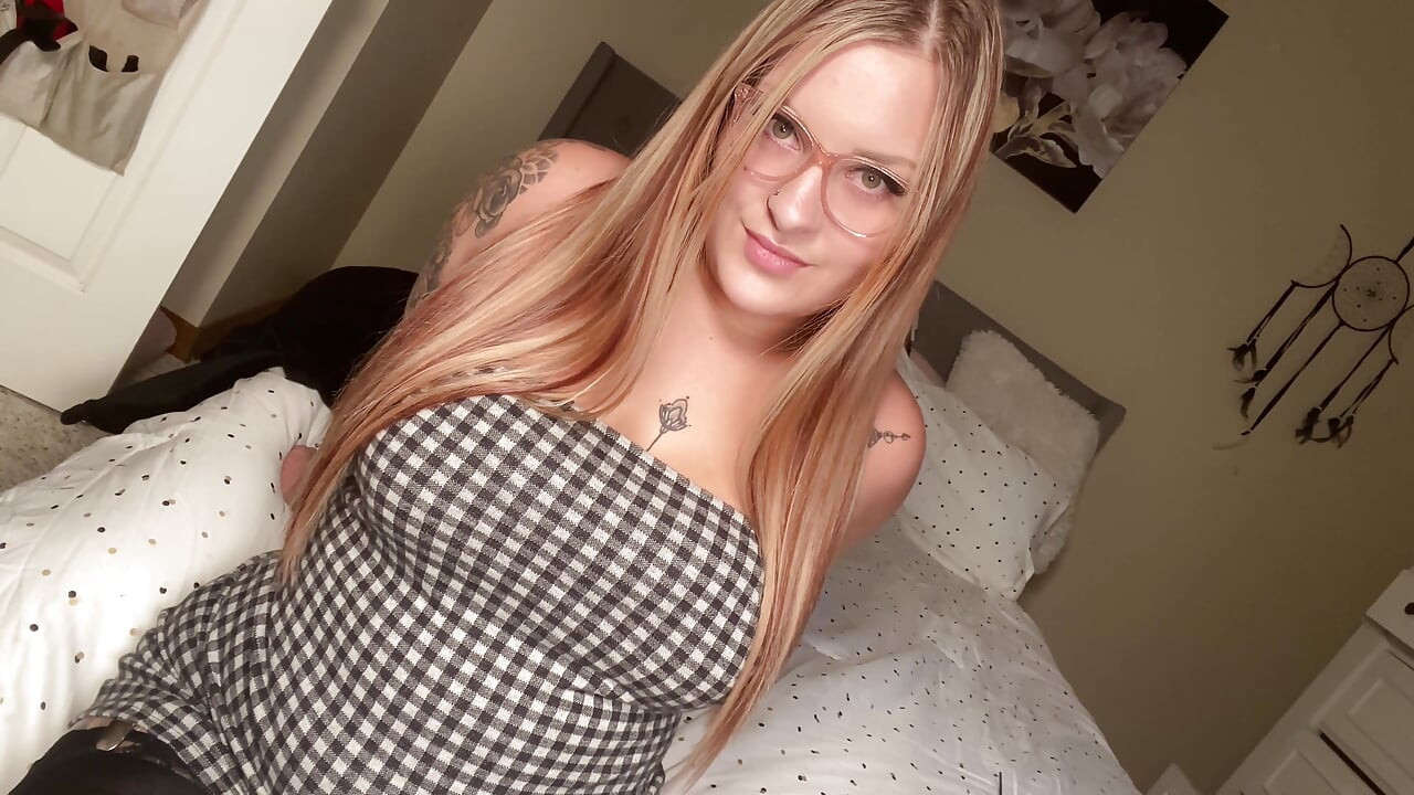 Naughty Squirting GF Can Do It Herself