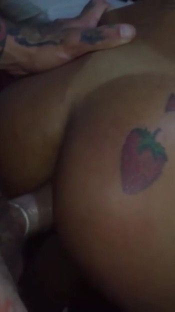 ヒミアの尻をパンチングしてる | クリップ 3