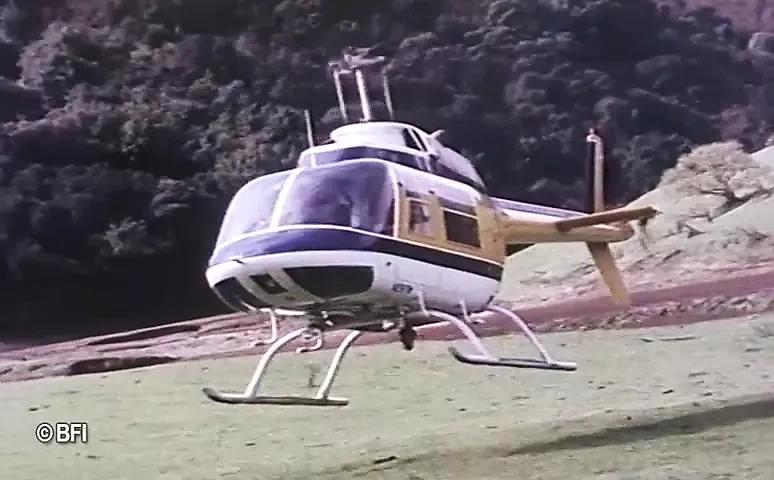 外星人变成热辣的女人并狂野地做爱。