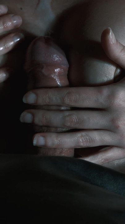 הוא מזיין לי את הציצים וגומר לי על הצוואר