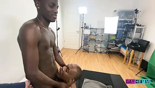 18 Yaşındaki Siyah Twink Yaşlı Adamla Yatıyor