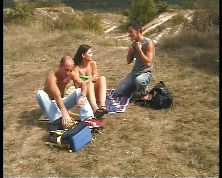 Hermosa nena alemana come semen después de un trío caliente con dp al aire libre