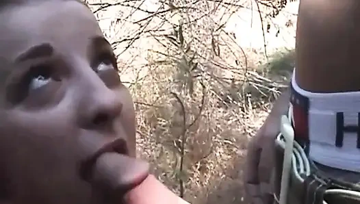 Молодая шлюшка сосет у мужчины из деревни