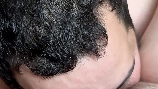 Вылизывает подругу