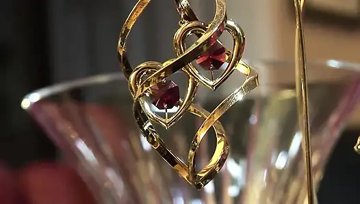 Büyük memeli orta yaşlı seksi kadınlar kanepede birlikte eğleniyor