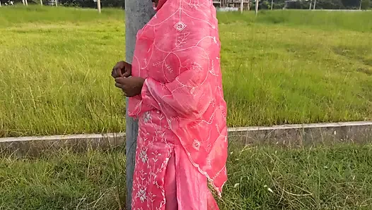 Cewek bangladesh lagi nungguin di luar ruangan, aku nggak tahu siapa, tapi aku coba tonton kalau ini video seksku.