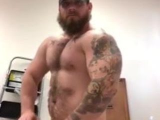 Uomo muscoloso che mostra il suo cazzo