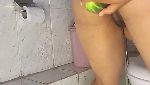 Cewek kulit hitam lagi asik masturbasi memeknya yang aduhai