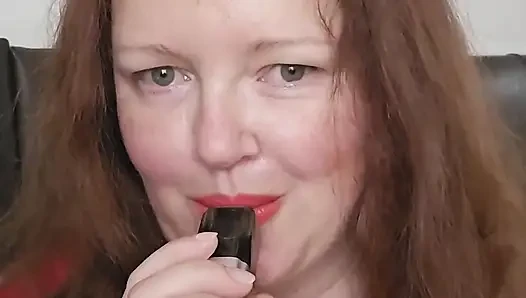 Kırmızılı sisli bayan, vaping