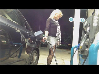 Novo posto de gasolina com saia pernalta piscando