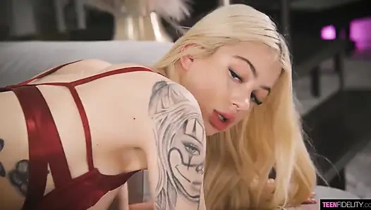 TeenFidelity - блондинка Sladyen Skaya, пирсингованная и татуированная