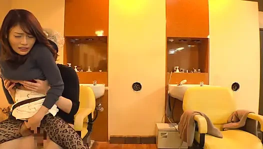 Salon Tempat Kontak Mata Tidak Pernah Berhenti