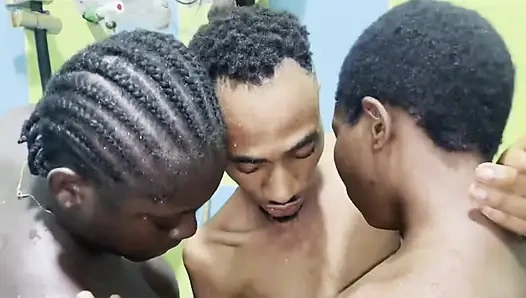 Schwarze erst vor dem shooting, duschzeit wurde zum liebesspiel mit diesen sexy bi-ebenholz und ihrem mann