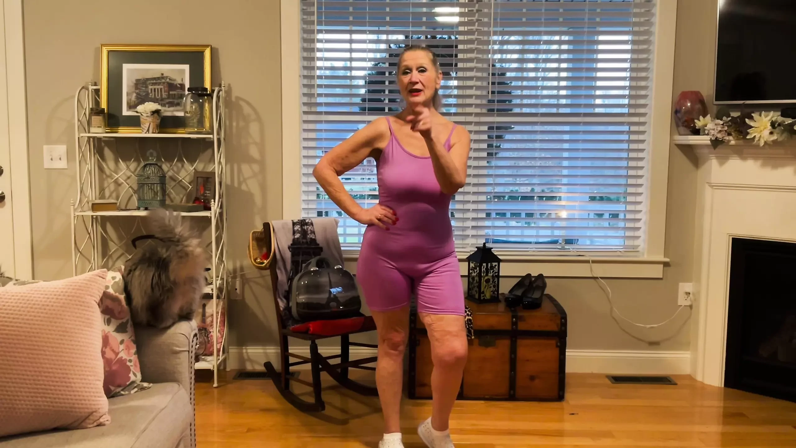 Naken GILF Modell Dani D Mogna Försök på (tight lila bodysuit, Leopard Print Bodysuit)