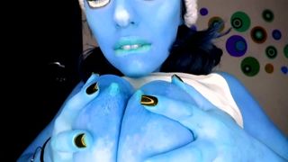Грудастая Smurfette сосет и лижет ее синие соски