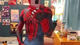 Spidey बिस्तर से पहले थोड़ी बहुत कामुक हो गई