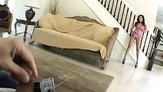 Sexy brünette MILF mit dicken titten gefickt und von einem riesigen schwanz in den mund gespritzt