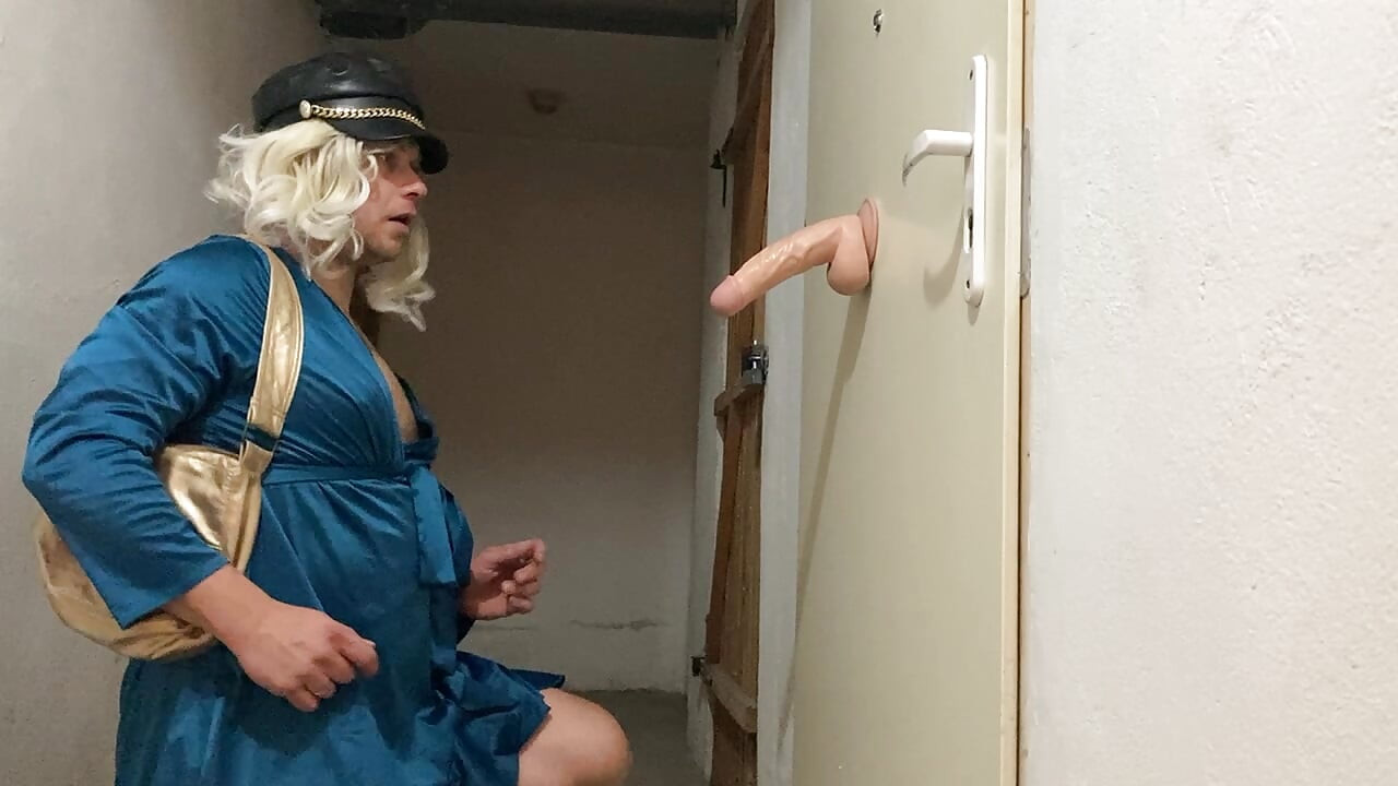 Travestit găsește un vibrator în subsol