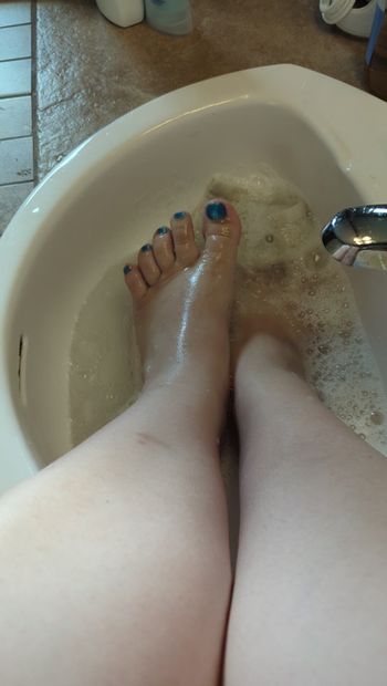 पैर साबुनी और गीले हो रहे हैं।