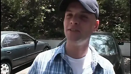 Sarışın orta yaşlı seksi kadın düzgünce tıraşlı amcık bir adam tarafından çim sandalyesinde sikiliyor