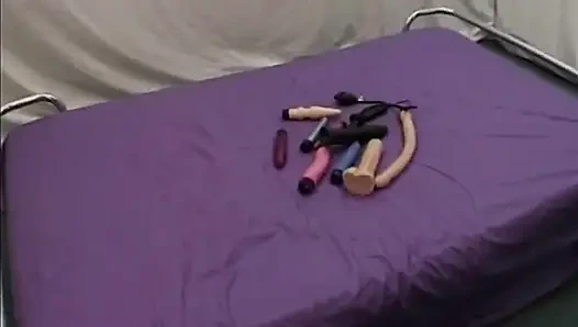 Azgın sarışın orta yaşlı seksi kadın parmaklanıyor ve patlayıcı orgazm için oyuncakla sikiliyor