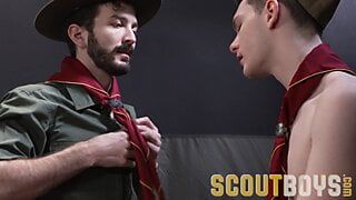 Scoutboys - eine haarige Scoutmasterin ohne Gummi, süßer glatter Twink im Zelt