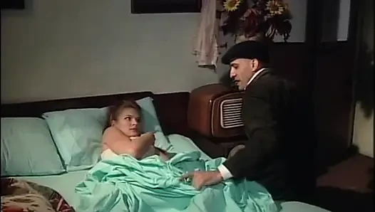 Kıllı amcıklı orta yaşlı seksi kadın arkadaşı sikilmeden önce ıslak amını yalarken tatmin oldu