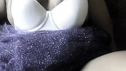 Büyük sulu memeli desi ev hanımının ağır çekim seksi