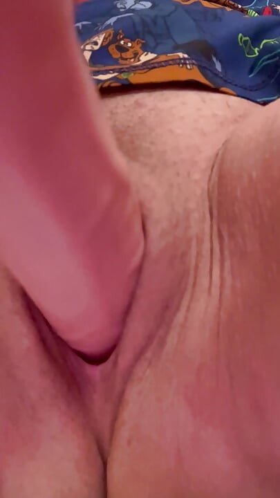 Xem nó lướt vào và ra khỏi lỗ âm hộ