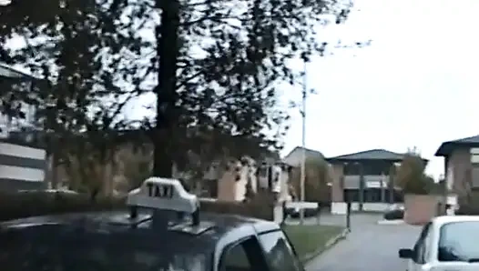 Ein blondes mädchen wird von zwei fremden und dem Taxifahrer gefickt