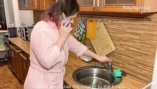 Lavabomu tamir etmesi için tesisatçıyı aradı, onun yerine götümü sikti