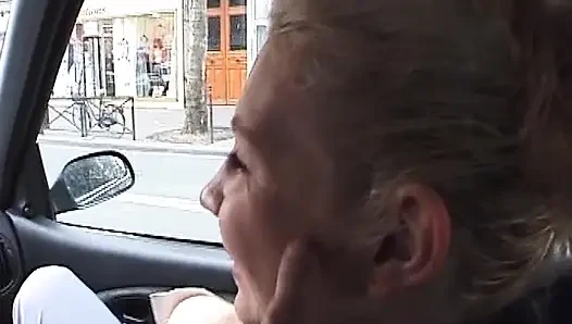 Красивая французская крошка-блондинка скачет на хуе в парке